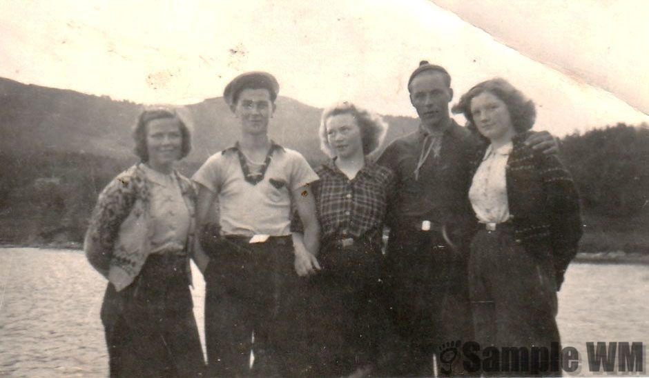 Pinse 1943
Bjørg Sandstad, Johan Tangvik, Reidun Sterten, Johan Åsmul, Pauline Sterten.
