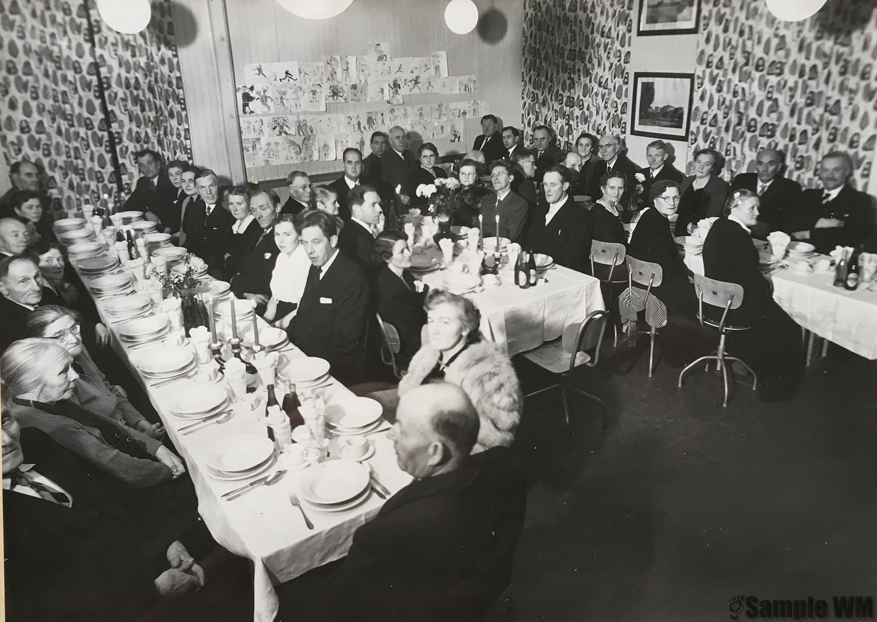 50-årsjubileet for Lensvik kommune 50 år: Hamna skole.
1.rekke fra venstre: Arne og Esther Selbæk, ukjent, Johan og Klara Bonvik, ukjent, Elisabeth og Martin Ysland. 2 rekke: Johan og Anne Ofstad, Anna og Iver Sterten, Magda og Isak Ysland, Margit og Knut Tøndel, Johanna Rian og Martin Singstad.3rekke:Nils og Berit Tøndel, ukjent, Reidun Udnes,4.rekke: Aksel Fikkan, ukjent, Johan Singstad m/frue, ukjent, Kristoffer og Hanna Meland, Mary Ræder, ukjent. 5 rekke: Ukjent, Birger Jensen, Elisabeth og Johan P Indergård, ukjent, Nils Singstad og Johan Ræder.
