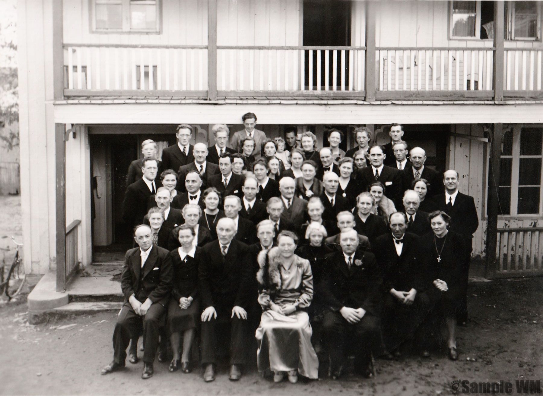 Familietreff på Samlaget: 1.rekke: Johan Sterten, Anna Sterten, Kristoffer Indergård, Even Landrø, Astrid Landrø,  Leif Landrø, Anna og Bernhard Indergård.
2.rekke: Anne Tøndel, Anna Meland, Hans Meland, Johan P Landrø, Gunhild Landrø, Hanna Marie og Isak Landrø
3. rekke: Iver Tøndel,,Ukjent, ukjent, Anders Indergård, Marie Indergård, Johna Ysland, Esther Selbekk og Arne Selbekk, 
5.rekke: Erling Landrø, JohnSelbæk, Ragna Selbekk, Anethe Meland, Eline Selbekk, John Selbekk, Judith og Even Landrø,
6.rekke: Kåre Landrø, Odd B Tøndel, Anna Tøndel, Anna Åsheim, Mildrid Tangvik, Einar Landrø,Gudrun Landrø, Reidun Landrø, Elfrida  og Johan Tangvik
