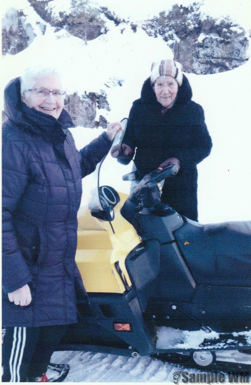 Barbro Grostad og Else Singstad på scootertur
