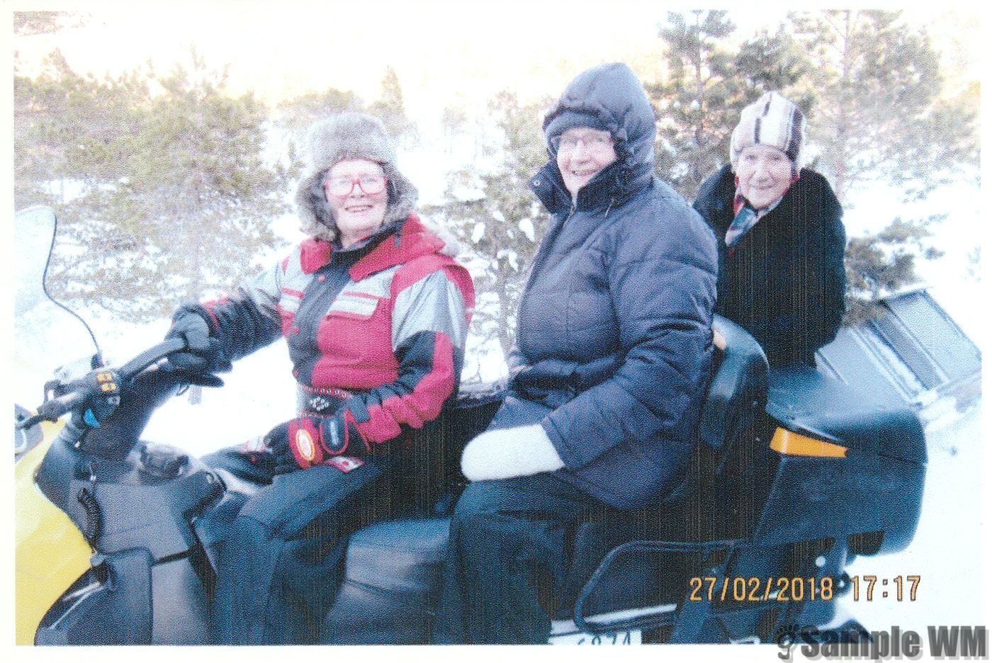 Feiring av Else Singstad sin 90 årsdag med scootertur i Verrafjorden
Evy Mosdal, Barbro Grostad og Else Singstad på scootertur.
Starten på 90 årsfeiringa var en scootertur med Evy Mosdal og Arne Johansen.
