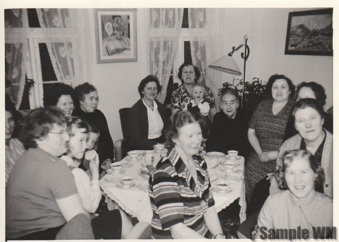 Sjømannsforening i Solemen
Fra venstre: Hjørdis Anderssen, Marie Grostad, Anna Ysland, Målfrid Tøndel, Kristine Solem, Gunhild Tøndel, Mary Tøndel, Magnhild Tøndel, Paula Sørflaten og Magda Ysland. 
