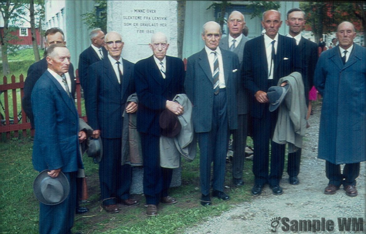 Fra Rein kirke Rissa.
Fra venstre: Hans Meland, Arne Udnes, Ole K Tøndel, Johan P Indergård, Lars Åmul, Ole Vikhals, Johan Singstad, Nils Singstad, Ordfører i Rissa Andreas Fallin, Petter Åsmul.
