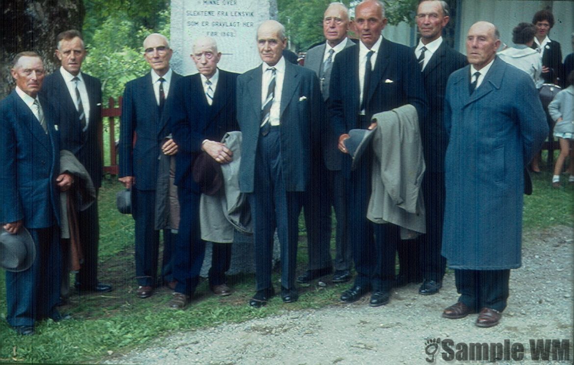 Avduking av minnestein ved Rein kirke i 1963.
Fra venstre: Hans Meland, Arne Udnes, Johan P Indergård, Lars Åsmul, Ole Vikhals, Johan Singstad, Nils Singstad, ordfører i Rissa Andreas Fallin og Petter Åsmul.
