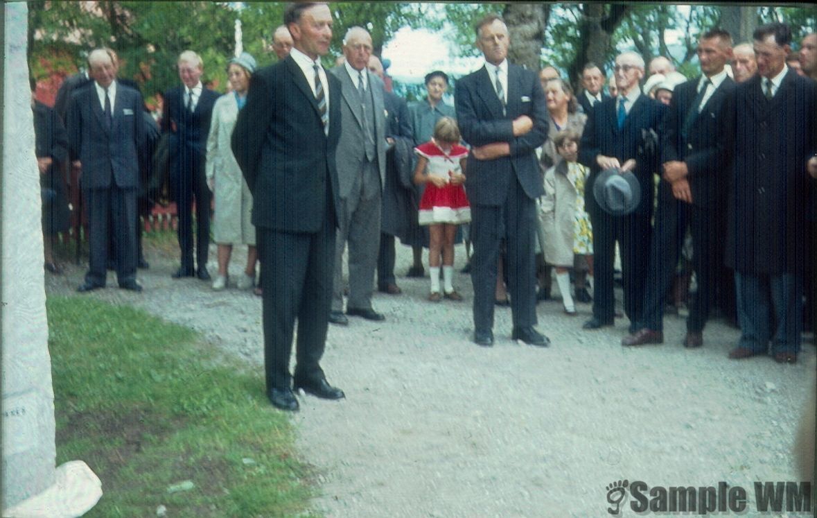  Rein kirke: Avdukingen av minnestein for de som var gravlagt der før vi fikk egen kirke. 
Ordføreren i Rissa og ordfører Arne Udnes. Videre ser vi Johan Singstad, Sverre Renolen og Johan J Selbæk
