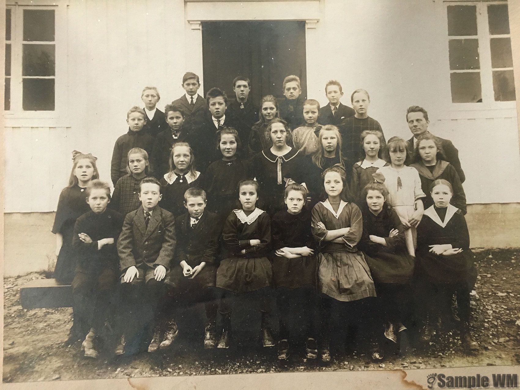 Klassebilde fra Havnen skole. Elever født ca 1915
1. rekke fra v: Johan J. Meland, Nystu,  Magne Landrø, Sletta, Andreas Ingebrigtsen, Ester Indergård, Klara Tøndel, Bruvoll, Solveig Indergård, Lovise Selbekk, Margit Vikan.
2. rekke fra v: Solveig Åseim, Astrid Selbekk, Agnes Landrø, Marit Indergård, Kristine Tøndel, Gudrun Tøndel, Jenny Sterten, Laura Sterten, Kristine Meland.
3. rekke fra v: Øyvind Skarsvåg, Jens Indergård, Einar Tøndel, Inger Selbekk, Selma Sterten, Dagny Skarsvåg.
4. rekke fra v: Lars Meland, Ole Meland, Johan Selbæk, 
