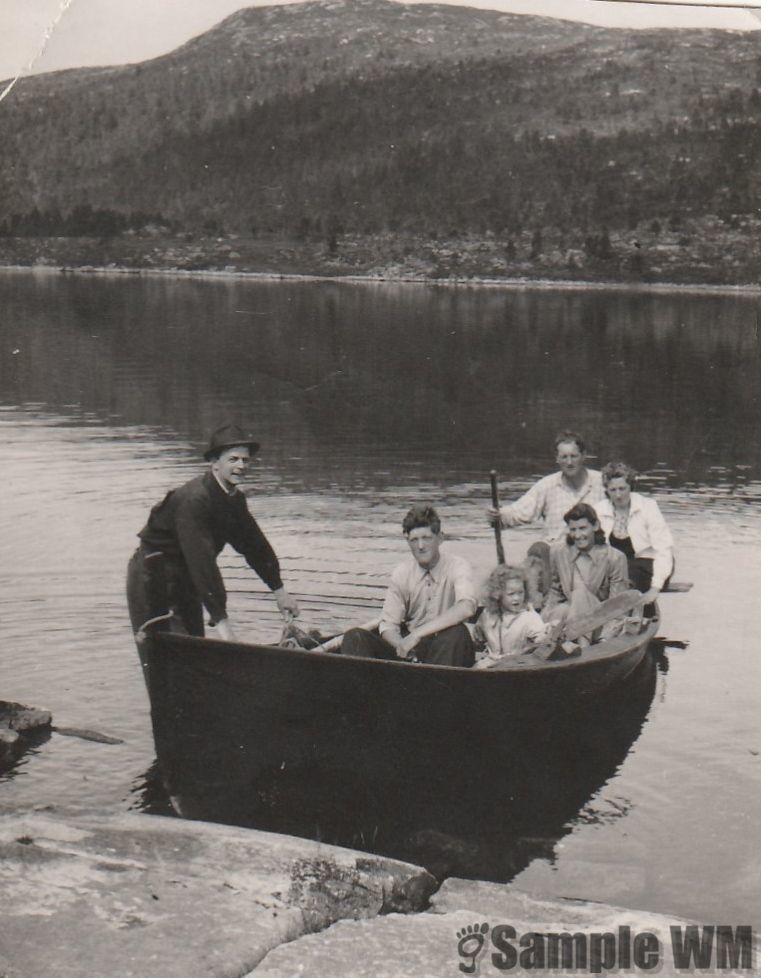 Bilde tatt fra Solemsnausta: Johan Solem forrest i båten, bakerst Kristine og Ivar Solem og fam Schreiner.
