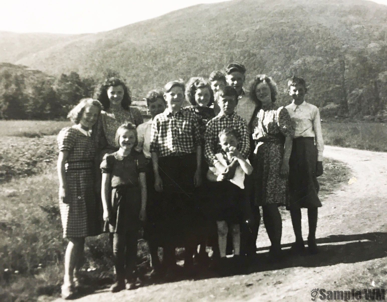 Gjeng på Sterta
Fra venstre: Else Sterten, Sigrid Sterten, Ragnhild Sterten, Norvald Landrø, ? Sterten Grindhaugen, Pauline Sterten, bak ?, ? Sterten Grindhaugen med Per Landrø foran, Lars Åsmul, Reidun Sterten, ?. 
