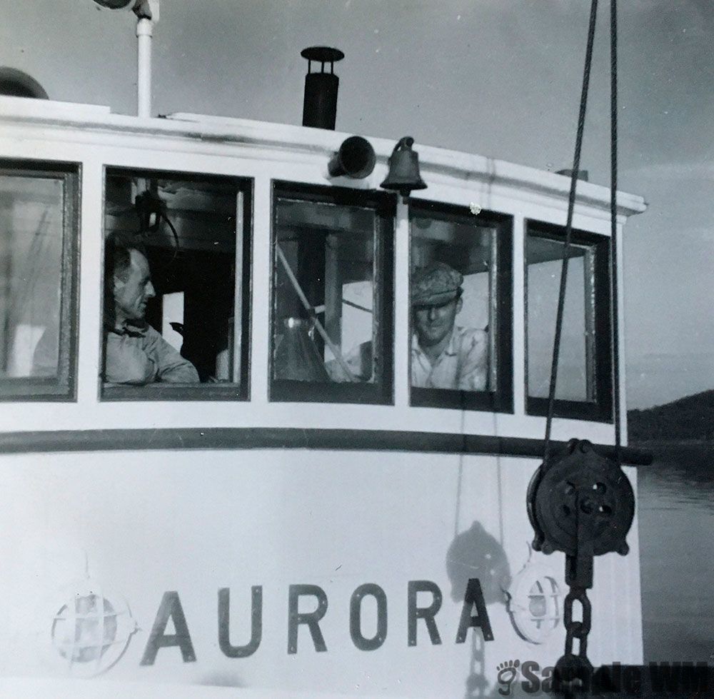 Styrhuset på frakteskuta Aurora: Harald Meland og Norvald Landrø (til høyre)
