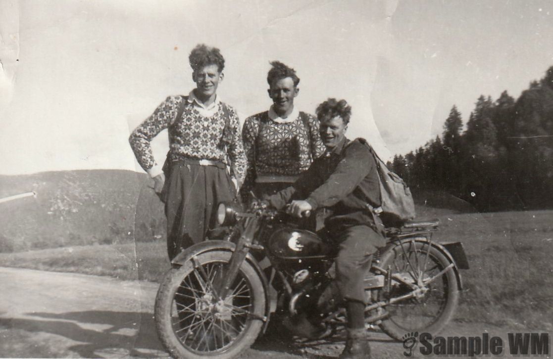 Erling Abelvik, Erling Meland og Einar Landrø¸ på motorsykkel
