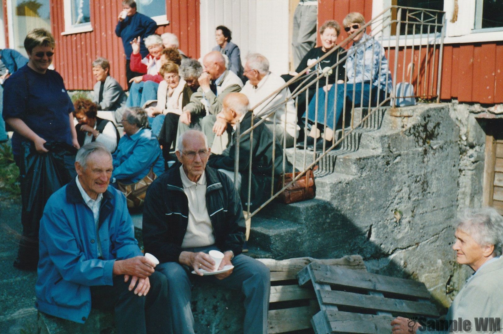 Lensvik Helselag på tur:
Vi kjenner igjen Sverre Ræder, Leif Solem, Beate Bonvik, Karl Singstad, Jens Sterten,Dagrun Landrø, Anna Grønningen, Dagrun Selbekk, Helga Larsen, Marie Solem, Jens Sterten, Astrid Grønningen,Kari Selbekk, Marie Solem, 
