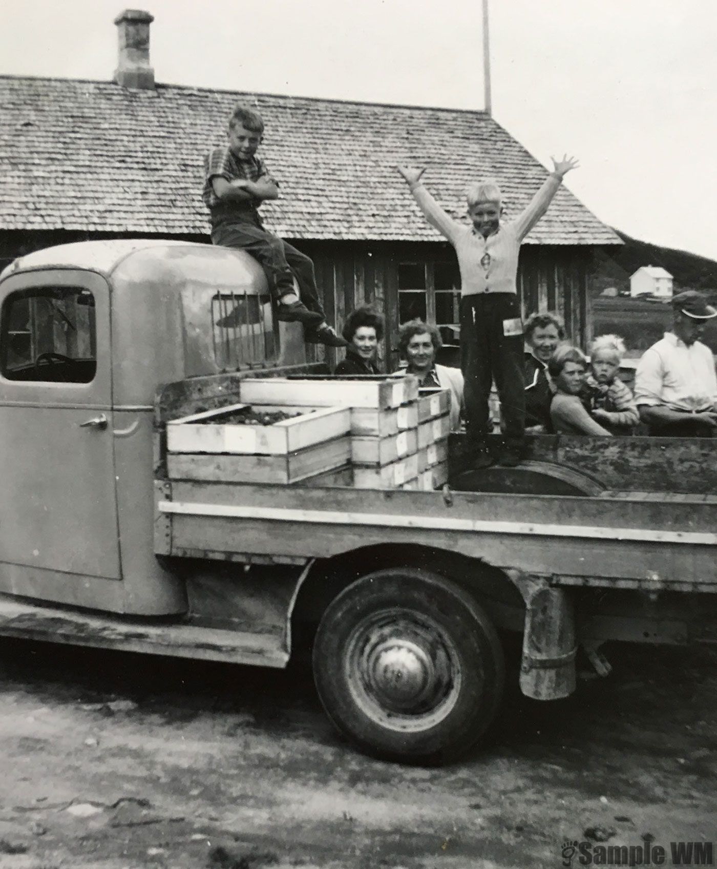 Fra Aunan: John Egil på biltaket, Erna Skavdal,Judith, Anna, Kirsten Marie med Geir Johan og Leif Edv. strekker armene i været.
