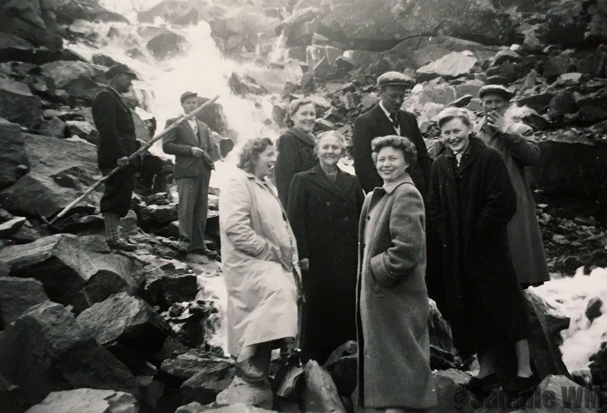 Tur til Kallurdalen
Fra venstre: Fredrik Sterten, Lars Åsmul, Gerda Landrø, Dagny Sterten, Gunhild Sterten, Reidun Åsmul, Lars Sterten, Kari Sterten, Olaf Sterten.
