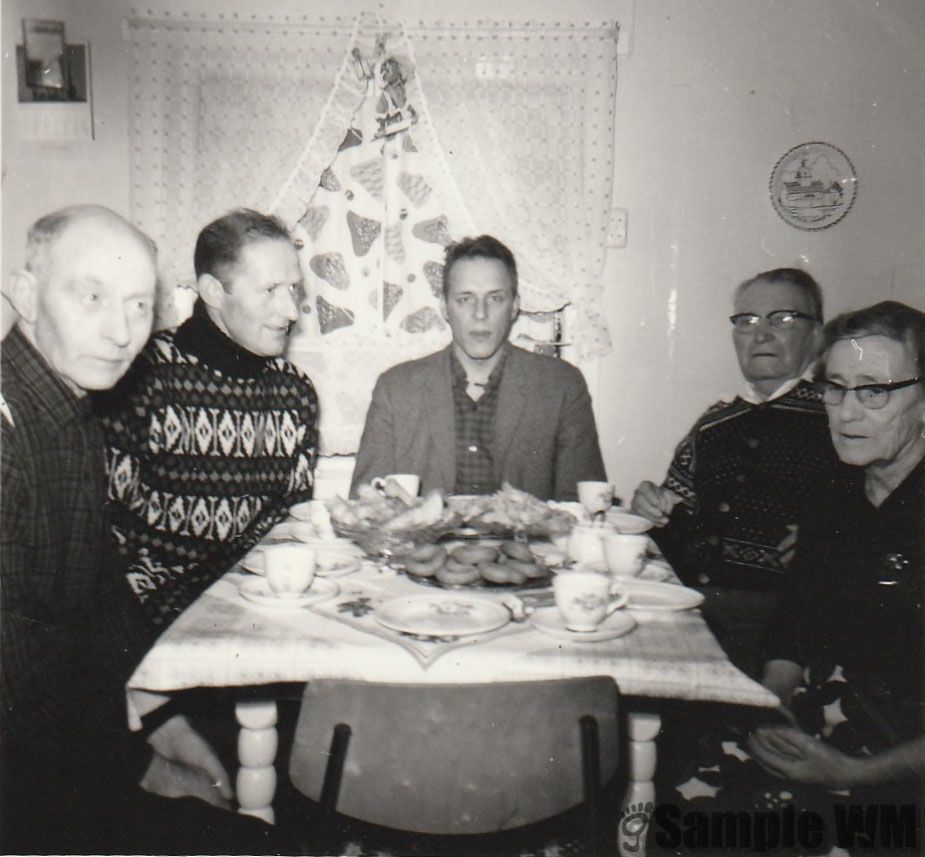 Stua til Mathilde Wilvang
Fra venstre: Karl Sterten, Arne Bonvik, Johan Åsmul, Wilvang, (bror til Mathilde) og Mathilde Wilvang.
