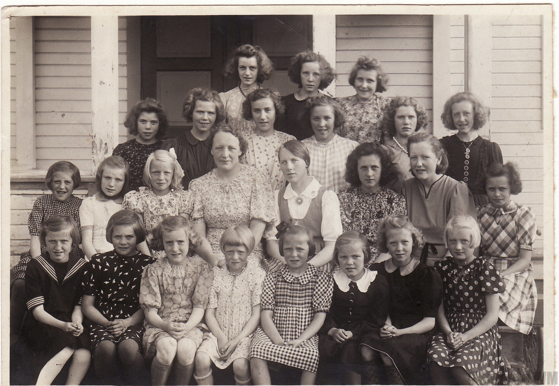 Pikeforening med Agnes Landrø og Dagny Skarsvåg, starten av 1940-tallet

